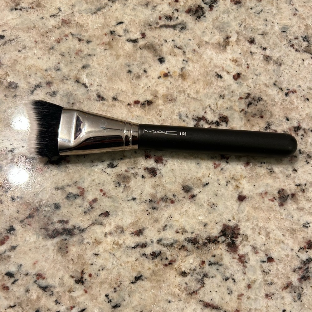 NWOT MAC Cosmetics 164 Angled Contour Brush